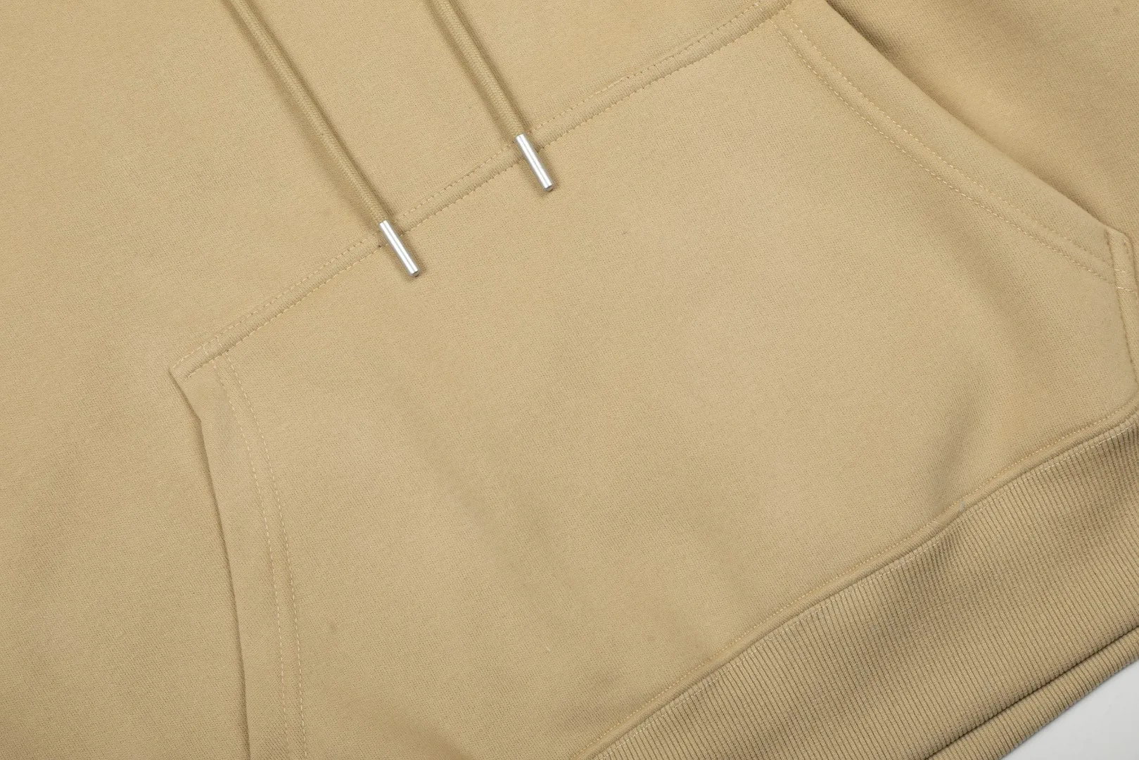 P250 Top quality" Style number: T5007# [Ralph Lauren solid color pony embroidered logo thickened velvet hooded sweatshirt] ✅Ralph Lauren classic basic versatile unisex autumn and winter velvet thickened hooded sweatshirt ✅Pure cotton high-gram velvet thickened fabric The upper body is comfortable and warm ✅The version is restored to the original version The maximum size can be worn up to 180 pounds Loose, comfortable and stress-free ✅The upper body is simple and easy to wear ootd must-have. Good-looking clothes are never picky. A must-have in couples’ wardrobes. Size: S-XL. Color: Black, Gray, Navy Khaki.